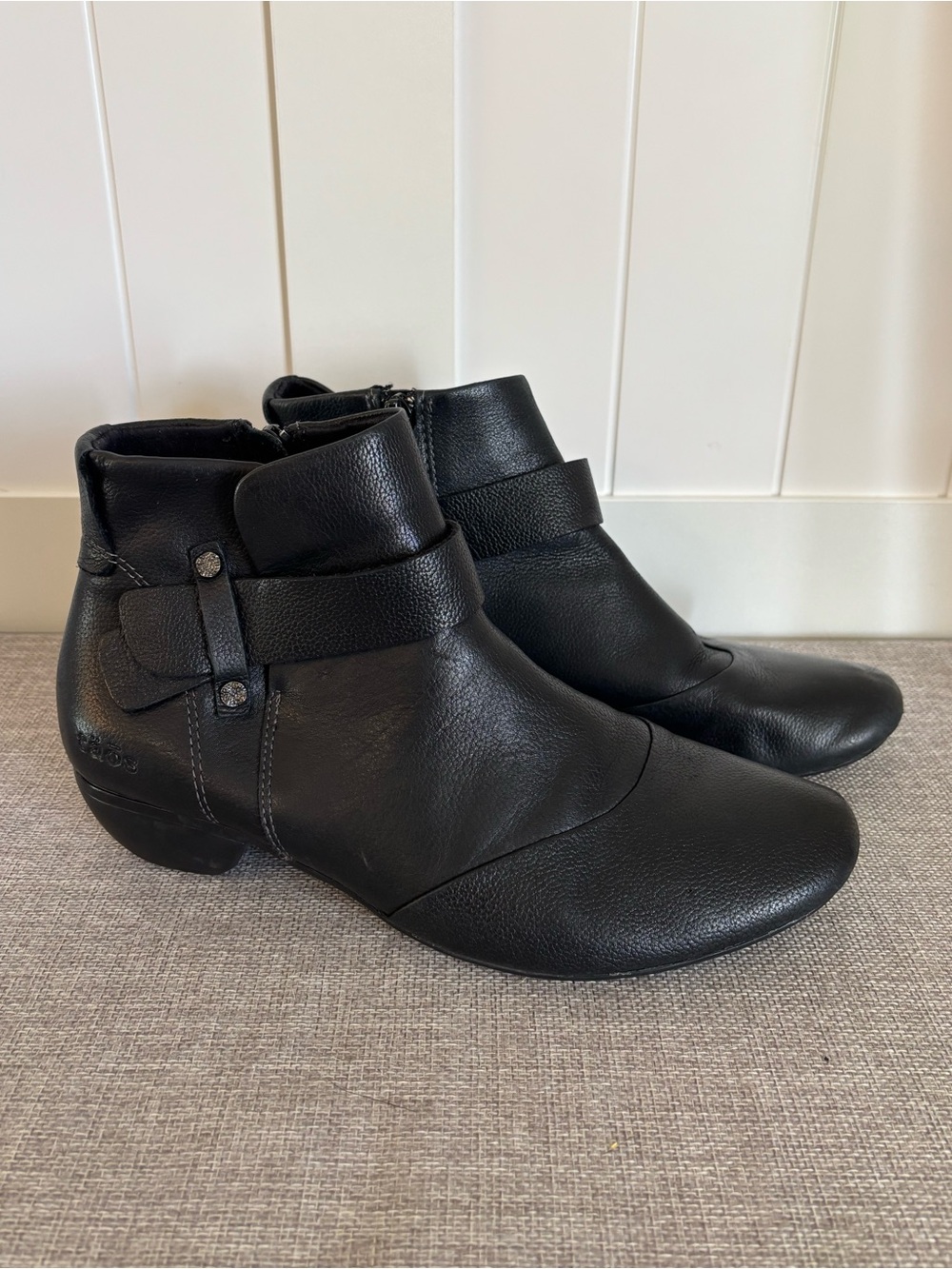Taos Black Leather Ankle Boots Side Zip Buckle Strap Comfort Booties Sz 7.5